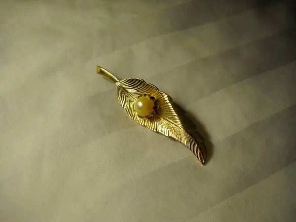 Costume Gold Tone Leaf Pin with Pearl