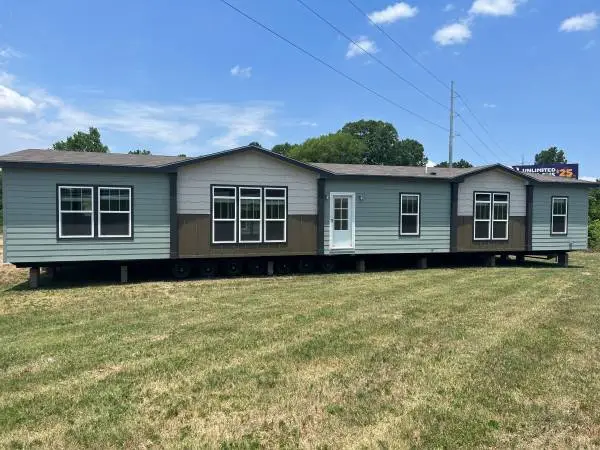 BIG AND BEAUTIFUL 4 OR 5 BEDROOM 3 BATH