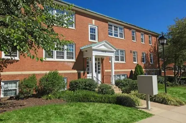 Comfortable living. Conveniently located, spacious 2 bed 1 bath!