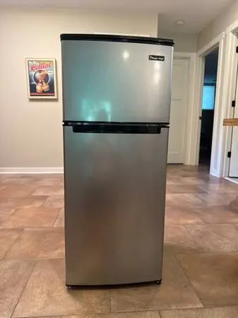 Fridge, Smaller - 4.5 cubic feet (Minnetonka)