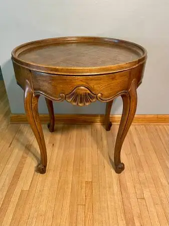 Baker furniture French provincial queen Ann side accent table