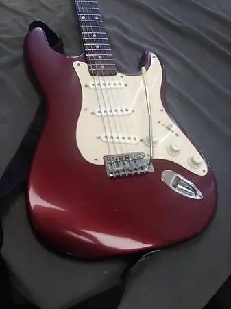 VINTAGE FERNANDES STRATOCASTER