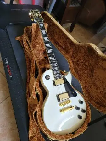 ****PRICE DROP**** . . . 2012 Epi Les Paul Custom  . . .