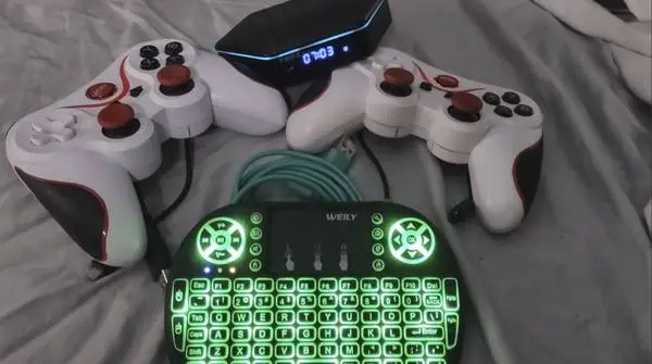 4K Android TV Box + Wireless kb/ms pad + 2 Controllers, Tons of Games!