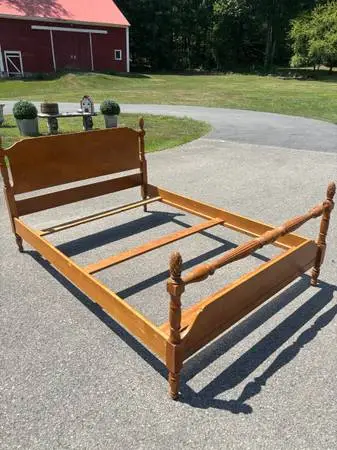 Vintage pineapple maple full size bed