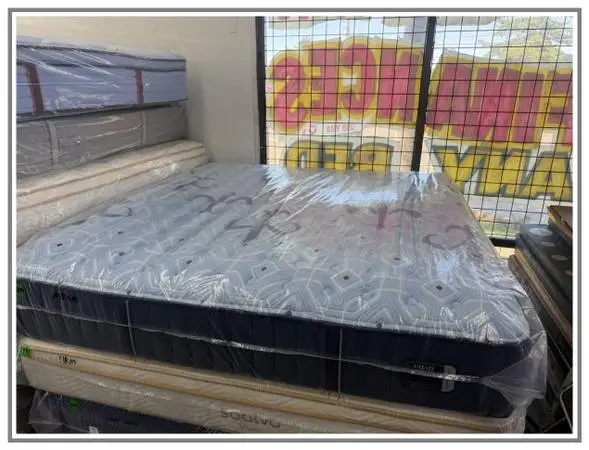 KING & SIZE STEARNS & FOSTER ESTATE MATTRESS & BOX SPRINGS BED SET