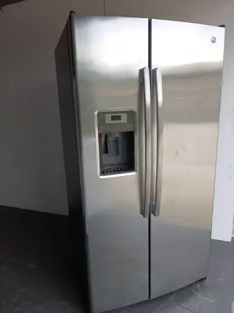 GE FRIDGE WITH ICE AND WATER DESPENCERS