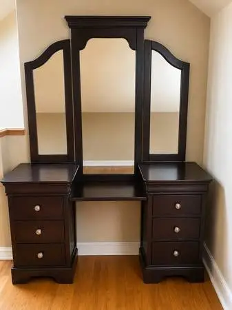 Stanley solid wood make-up vanity.   Excellent condition.
