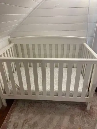 white crib in excellent condition