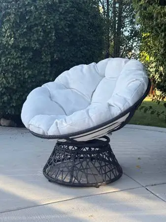 BEAUTIFUL OUTDOOR SWIVEL CHAIR