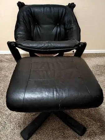 Hjellegjerde Luna Leather Lounge Chair & Ottoman – MCM