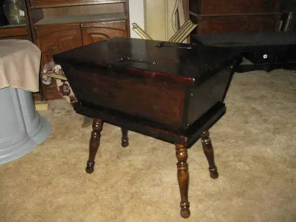 VINTAGE END TABLE/SIDE TABLE CABINET