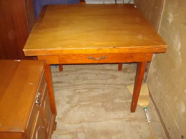table w/ 2 drawers