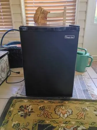 2.6 cu ft mini fridge with freezer