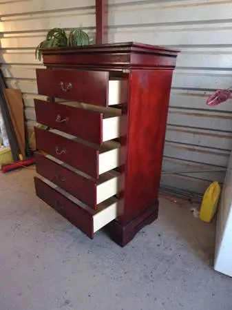 👍 Solid wood tall dresser in good shape and condition 🟣