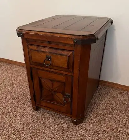 End Table (s) / Side Table (s) at Creative Bargains