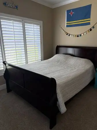 Queen sleigh bed