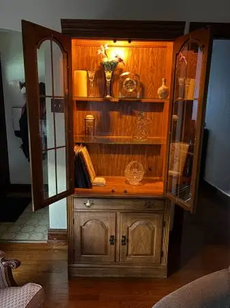 Lighted Traditional-style Barnhardt Solid Oak Display Cabinet