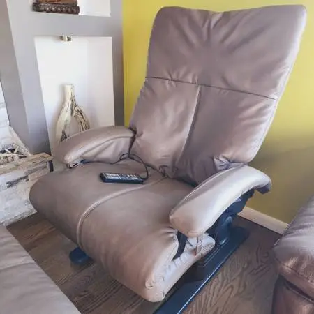 NEW QUALITY LEATHER MASSAGER  CHAIR WITH STOOL
