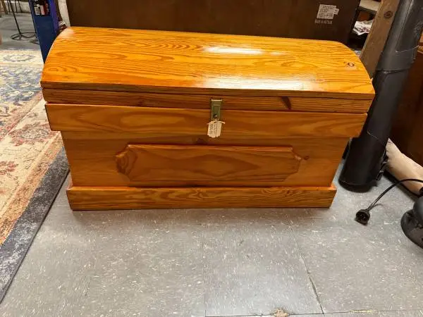 ♦♦ Custom Made Knotted Pine Camel Back Chest Trunk Toy Box ♦♦