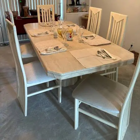Contemporary dining room set