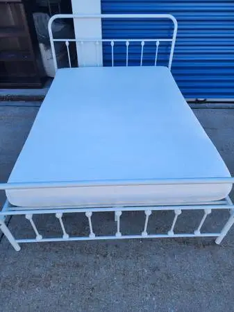 ☆☆☆☆ Full-Sized Bed Frame & Mattress ☆☆☆☆