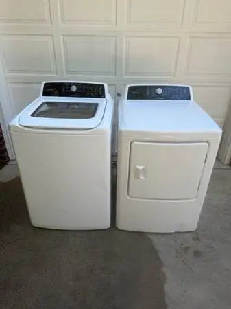 **SUPER CLEAN FRIGIDAIRE WASHER AND DRYER SET!!**