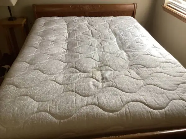 Queen size bed and nightstands