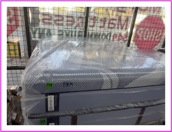 QUEEN SIZE SEALY POSTUREPEDIC PLUS HYBRID MATTRESS & BOX SPRING BED