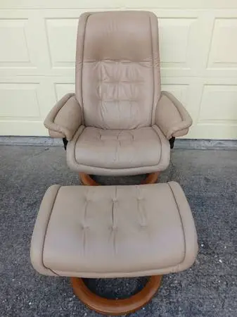 EKORNES STRESSLESS RECLINER AND OTTOMAN