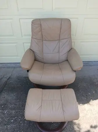 EKORNES STRESSLESS RECLINER AND OTTOMAN