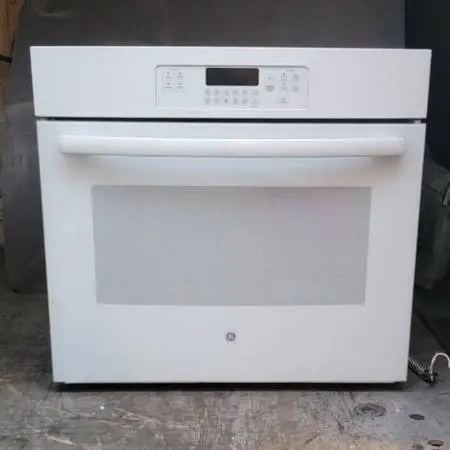 GE ELECTRIC OVEN RANGE 240 V EXCELLENT CONDITION AND VERY CLEAN