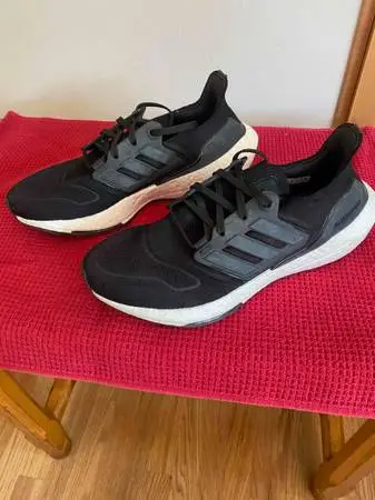 Pair of Mens Adidas Ultraboost 22 Running Shoes-9.5-Look Brand New!