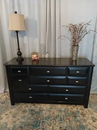 Beautiful wood black triple dresser in very nice condition 57x18x38ta