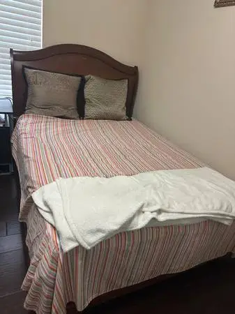 Beautiful 7 Pc Queen Bedroom Set