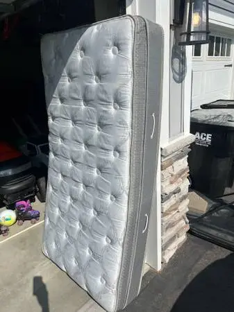 Twin matress