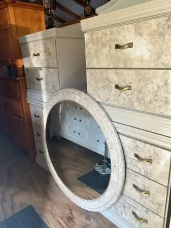 Absolutely Beautiful bedroom set excellent condition