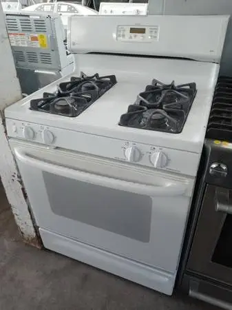 ★GE Profile white 4-burner gas stove