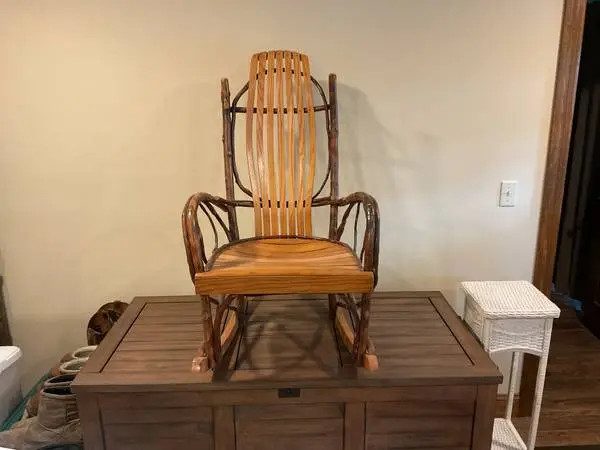 🔴 Rocking Chair, Best Amish Quality, Hickory w/walnut slats. Like New