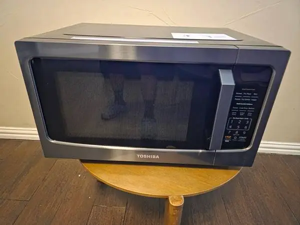 TOSHIBA NEW OPEN BOX***COUNTER TOP BLACK STAINLESS MICROWAVE