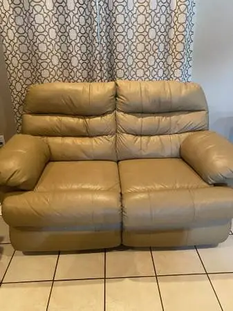 Se vende Sala de Piel