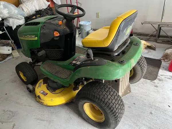 JOHN DEERE L100 RIDING LAWNMOWER