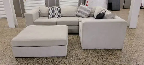 Sectional w ottoman (I CAN DELIVER)