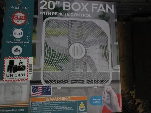 New in box 20 inch 3 speed box fan with remote control switch