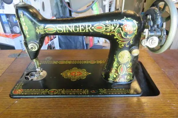 SINGER SEWING MACHINE - 1910 TREADLE MODEL - EXCELLENT SHAPE!