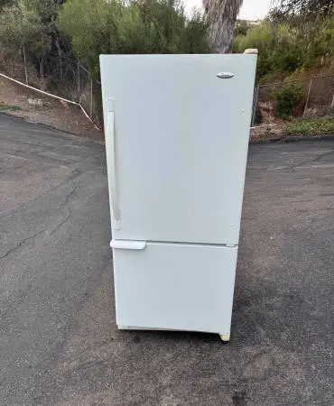 refrigerator with bottom freezer whirlpool (free local delivery)