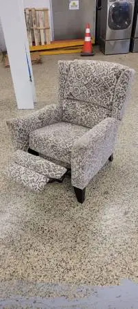 Recliner Chair (I CAN DELIVER)