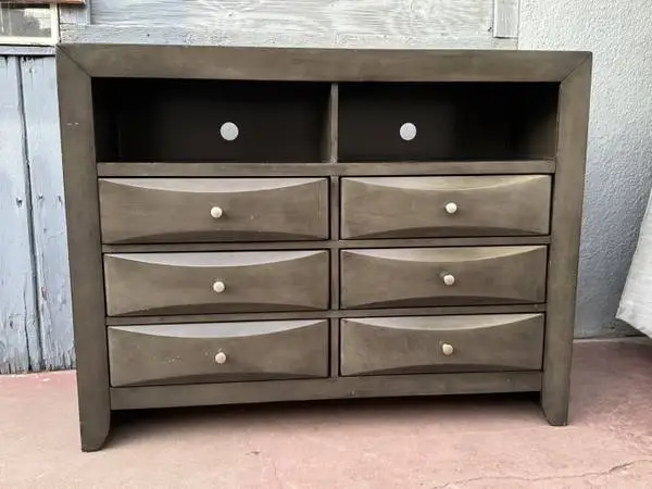 Long dresser with six drawers in good condition