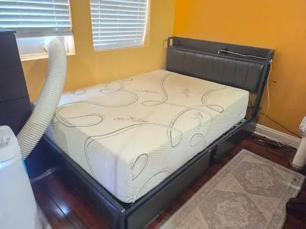 FULL SIZE BED WITH PREMIUM MEMORY FORM MATTRESS.