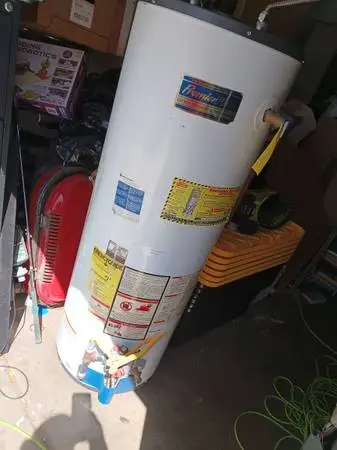 WATER HEATER PROPANE 50 GALLON WORKING EXCELLENT WITH 6 MONTHS WARRANTY PRICE $3